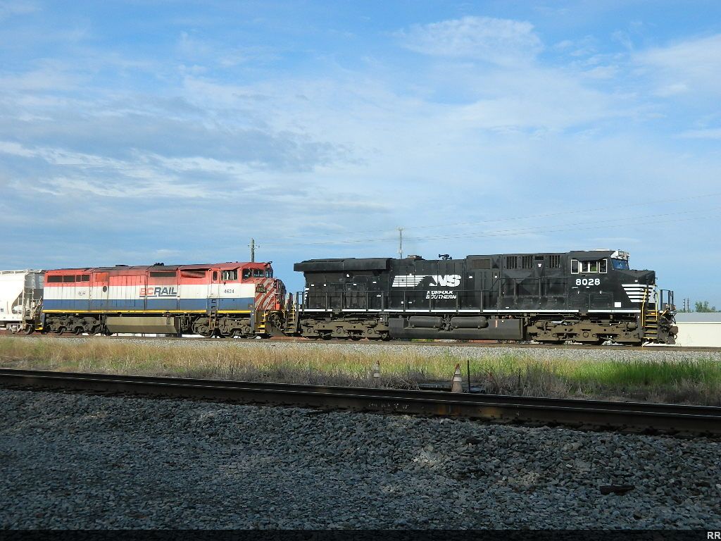 NS 8028(ES44AC) BCOL 4624(C40-8M)